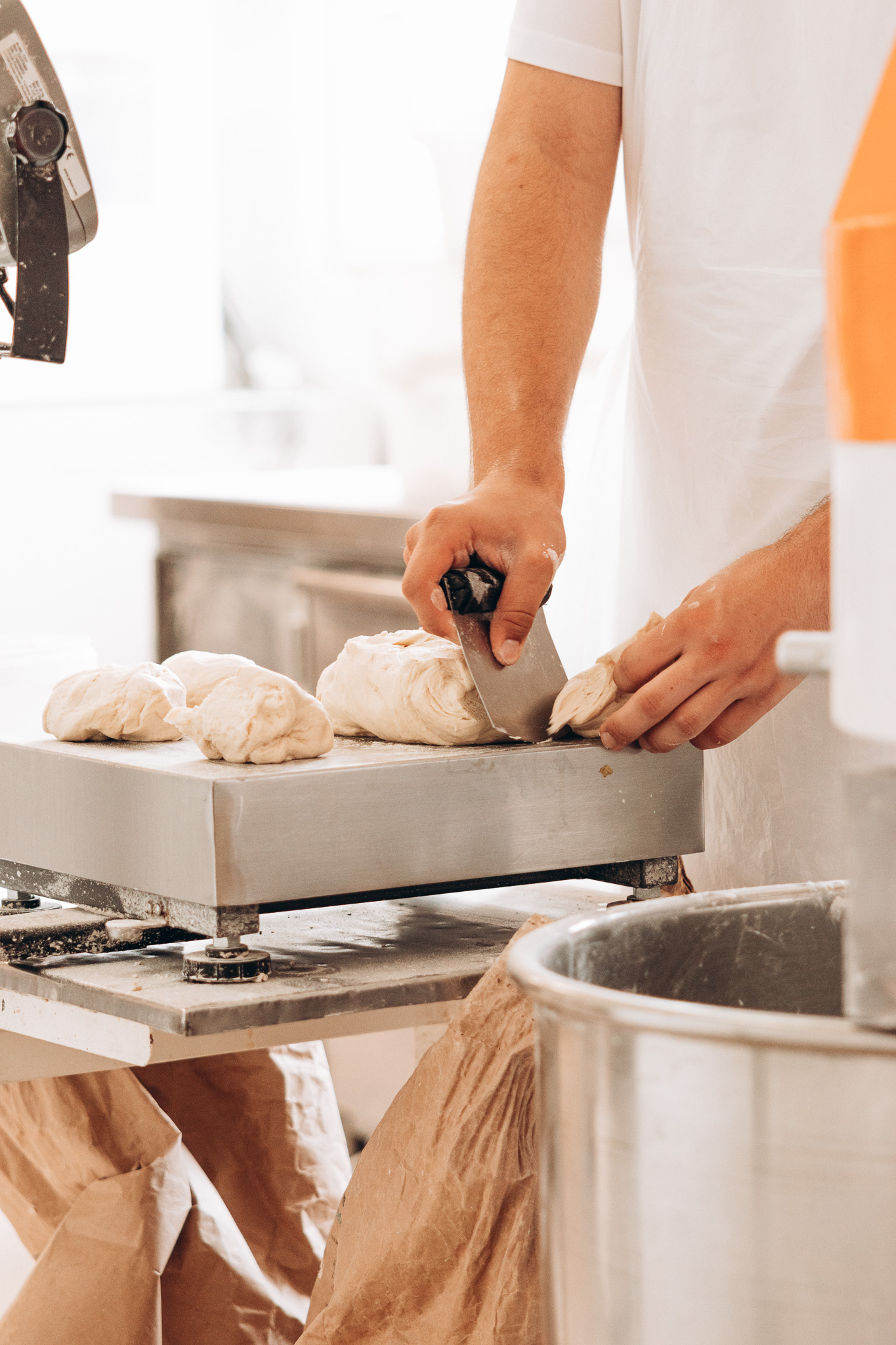 Boulanger divisant la pâte à la main
