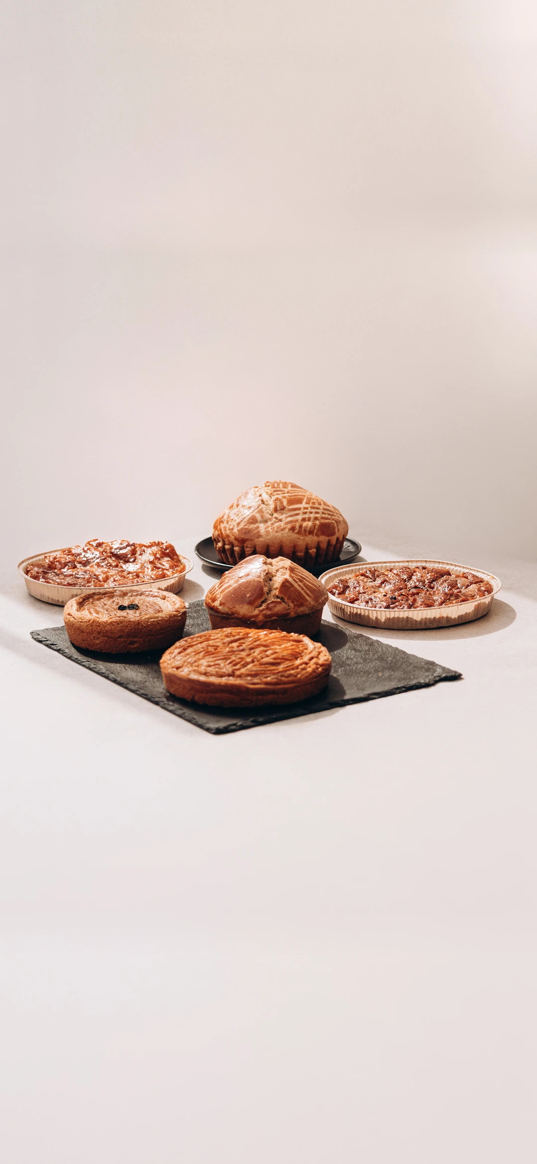 Assortiment de gâteaux bretons présenté sur ardoise